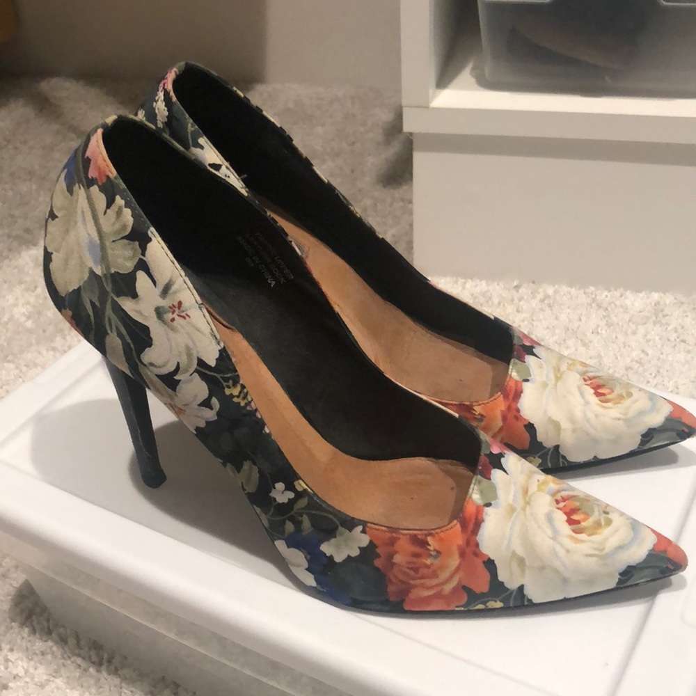 Halogen Floral Pumps